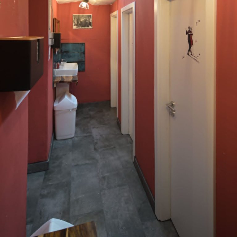 Sanitärräume in einem Tanzstudio